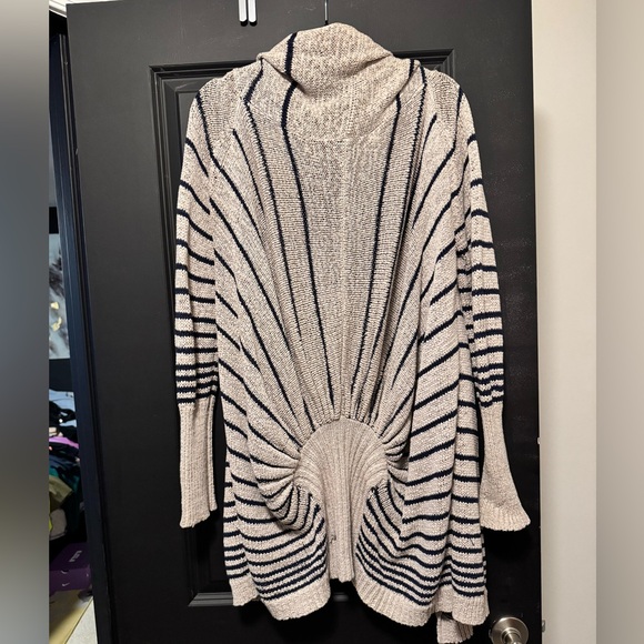Oversized BCBG cardigan - Picture 4 of 4